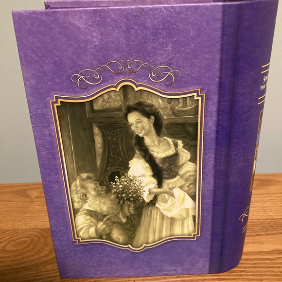 NEW Disney Snow White 500 Pc Puzzle in Book Box - Picture 5 of 5